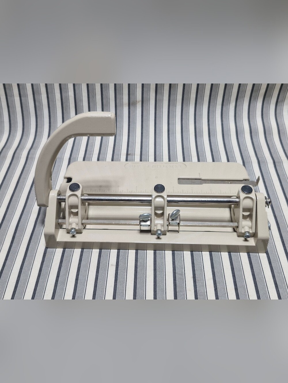 Foothill 310 Adjustable 3 Hole Paper Punch Heavy Duty Made In USA Office Binder - Picture 4 of 10